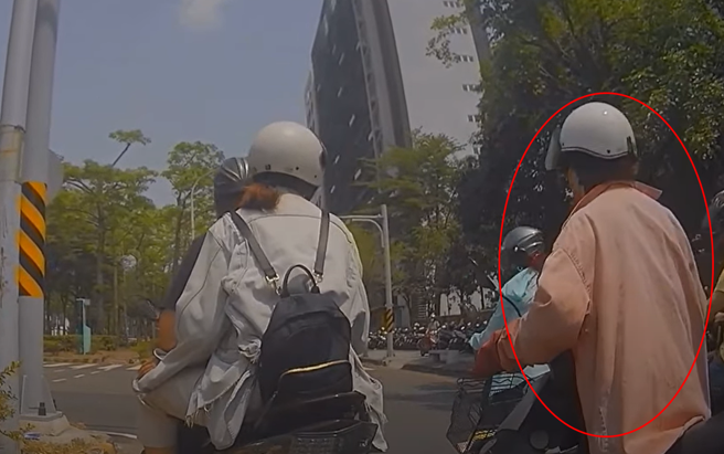 有台南骑士在等红灯时，竟见一名阿婆不断的向前挤，还要求其他骑士让道，没想到这名阿婆竟是要闯红灯左转。（图／ 翻摄自「WoWtchout-地图型行车影像分享平台」）