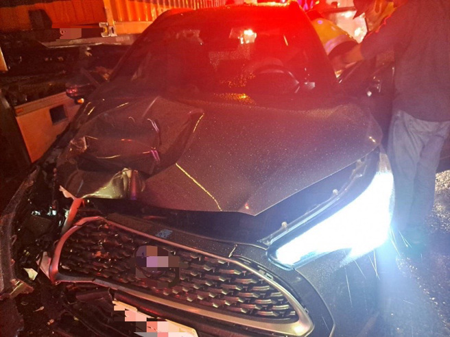 今25日晚間19時許，國道1號南下41.7公里處林口交流道發生一起交通事故。（翻攝畫面）