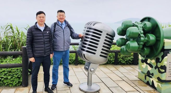 何博文和李问在马祖最前线，第一时间用「爱的麦克风」发声，向对岸发出象徵性的良性互动喊话。(取自何博文脸书)