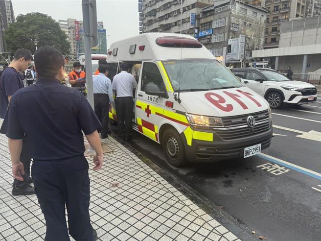 台北捷运淡水信义线25日下午4时51分，1名年约33岁男性旅客于民权西路站往象山站月台，于列车进站前坠轨。（台北捷运公司提供／刘彦宜台北传真）