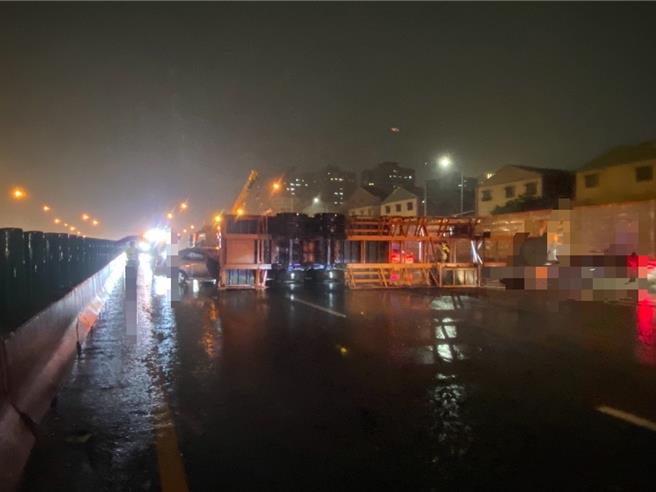 联结车为了闪避变换车道的自小客，整辆车失控翻覆横躺国道。（国道警方提供／曹婷婷台南传真）