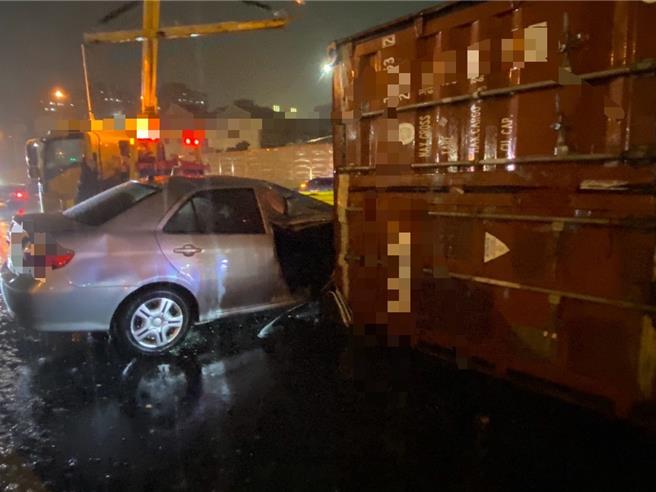 联结车失控翻覆擦撞2辆自小客车。（国道警方提供／曹婷婷台南传真）