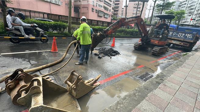 基隆市安樂區基金一路200號前25日上午發現有自來水滲漏狀況，但隨著自來水公司開挖找漏，發現必須關閉當地直徑400mm的輸水主幹管才方便維修，造成晚間安樂區大規模停水。（張志康攝）