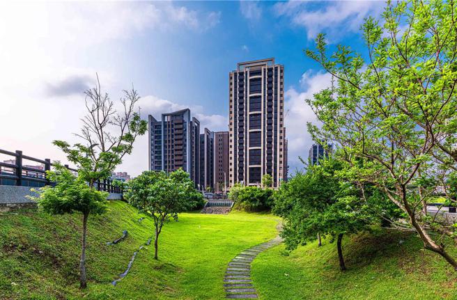 丽宝建设在桃园小桧溪推出百亿大案「丽宝南法庄园」外观实景照。图／业者提供