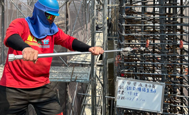 实施钢筋接续查验，确保建案结构安全。（图为施工示意/皇普建设官网）