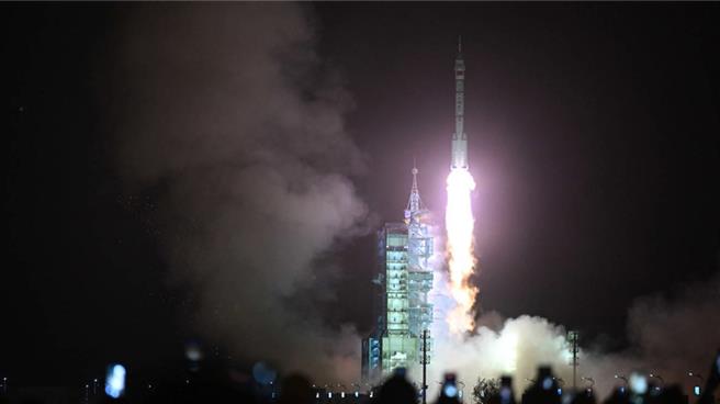 大陆神舟十八号载人太空船成功发射。（新华社）