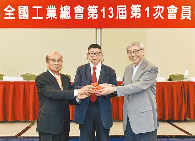 工业总会24日召开会员大会，会中选举新任理事长，在监事会召集人苗丰盛（中）的监交下，卸任理事长苗丰强（右）将职务交接给新任理事长潘俊荣（左）。图／顏谦隆