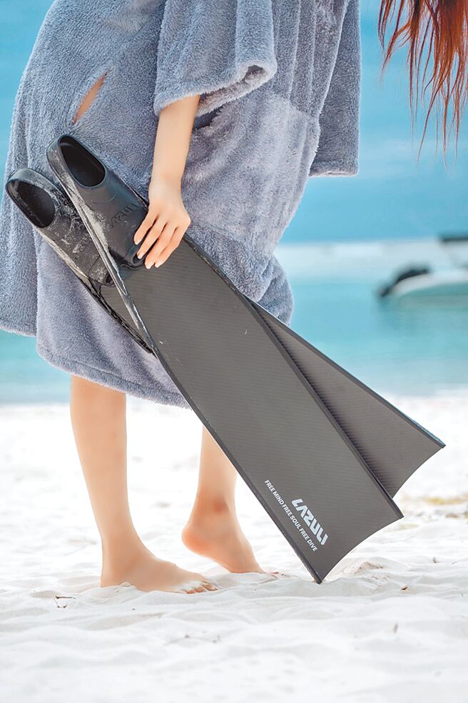 和成LAZULI碳纤维蛙鞋，选用台塑集团的碳纤维原料，全新结构设计，搭配20度的小角度弯折角，穿上可以感受到双脚与蛙鞋合而为一，在潜水时力量传导不流失。图／业者提供