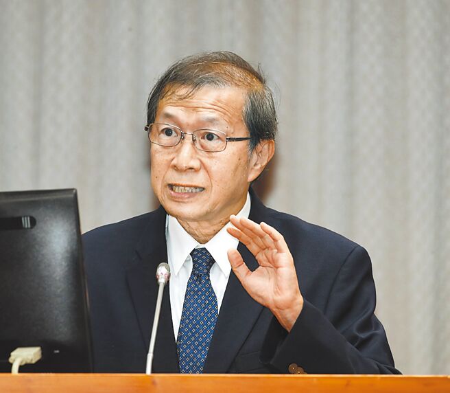 蓝委推动「核子反应器设施延役条例草案」，核能安全委员会主委陈东阳表示，严谨控管能仔细维持核能安全。（刘宗龙摄）