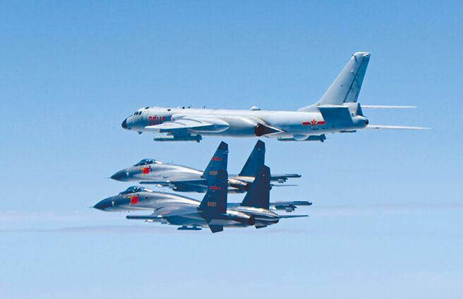 共机距离基隆仅41浬，前空军副司令张延廷担忧从这个距离飞到总统府上空恐只要5分钟，国防部长邱国正24日受访时直言，从距离来看，确实是只要5分钟左右。图为共机。（新华社）