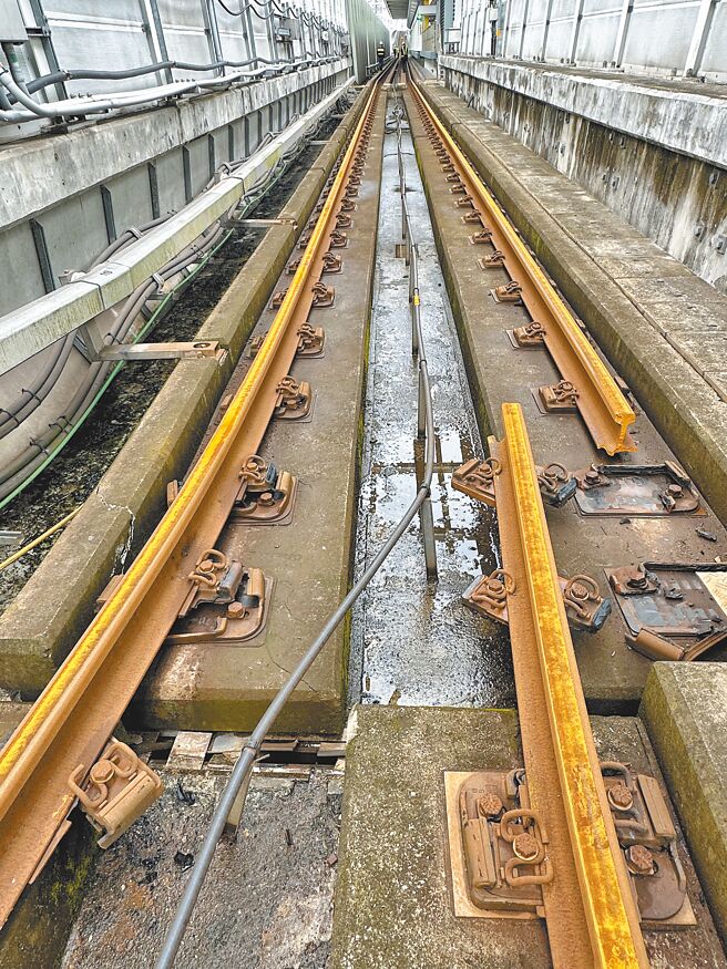 0403花蓮大地震造成新北環狀線嚴重損毀，新北市長侯友宜24日表示，經過第三方公正結構技師檢測，需要長達1年以上時間修復。圖為環狀線受地震影響位移嚴重。（新北市捷運局提供／張鎧乙新北傳真）