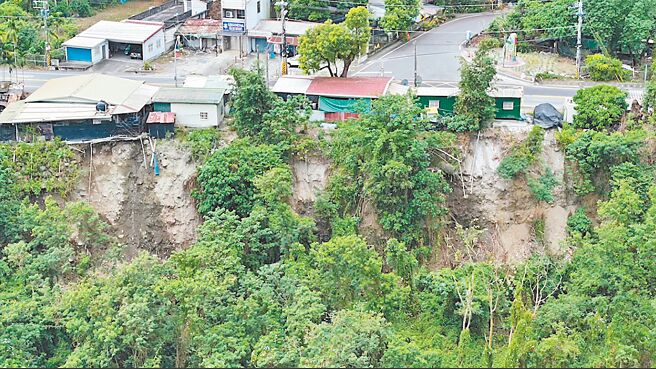 花蓮縣秀林鄉文蘭村木瓜溪側邊坡3日因強震發生大面積滑落，崩塌寬度高達1公里，近日頻繁餘震加上大雨沖刷，土石被掏空更嚴重。（民眾周勇義提供／羅亦晽花蓮傳真）
