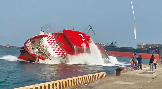 最近網路流傳1段「不倒翁船」影片，宜蘭縣龍德造船公司24日證實是受委託承製的「自動扶正船」。（民眾提供／吳佩蓉宜蘭傳真）