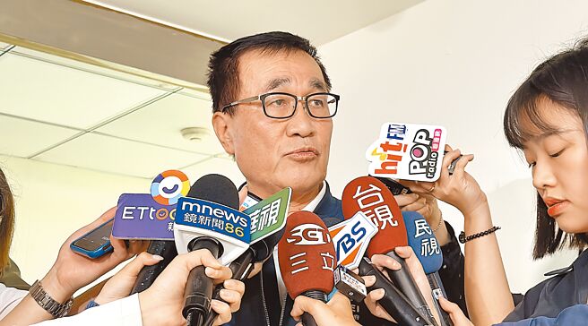 台北市副市長李四川24日到北市議會民進黨團說明重大議法案時，被議員問到去留問題，他強調「副市長不一定會做滿但一定會做好」，即使沒做滿也不會因為是去選舉。（丁上程攝）