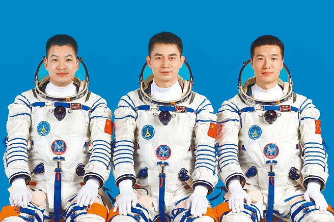 大陆神舟十八号参与任务的太空人叶光富（中）、李聪（右）、李广苏（左）皆为「80后」；叶光富担任指令长，其余2人皆为首次执行飞行任务。神舟十八号与神舟十七号完成在轨轮换后，预计将在太空站驻留约6个月，计画于10月下旬返回。（文：陈柏廷 图：中新社）