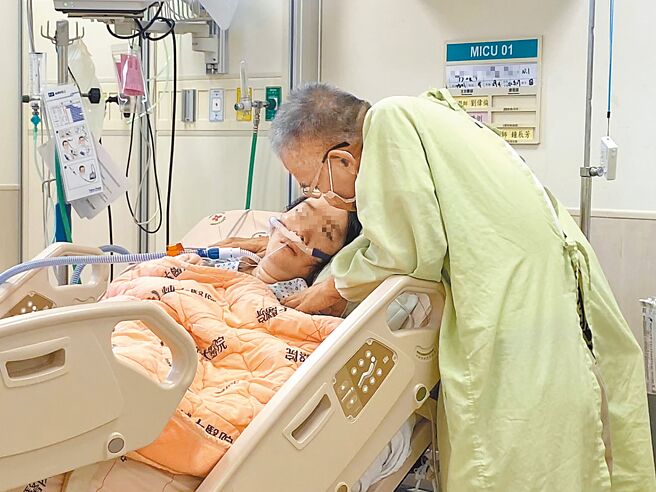 天主教輔仁大學附設醫院以新冠肺炎疫情期間被稱為「救命神器」的「高流量潮溼加熱鼻導管」提供患者呼吸支持，以漸進式安寧緩和醫療減少患者痛苦。（輔大醫院提供／呂健豪新北傳真）