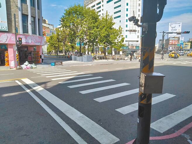 新竹市環保局於重要路口及棄置垃圾熱點設置監視器，利用科技執法24小時不間斷攝影採證。圖為中華路固定式科技執法亂丟垃圾包採證照片。（新竹市政府提供／王惠慧新竹傳真）