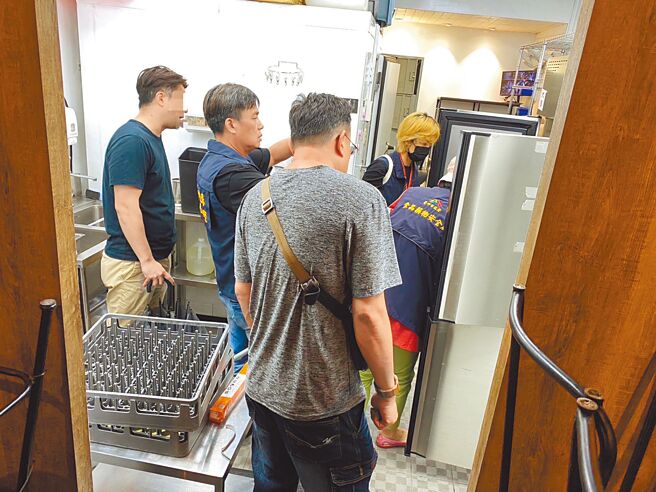 位於勤美商圈的頂級「御帝和牛」燒肉店遭檢舉，檢方24日指揮警調會同台中市衛生局搜索兩店家，並帶回相關人士偵訊調查，圖為搜索照片。（民眾提供／陳淑芬台中傳真）