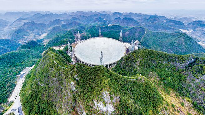 被譽為「中國天眼」的500公尺口徑球面射電望遠鏡（FAST）已發現超過900顆新脈衝星。（新華社）