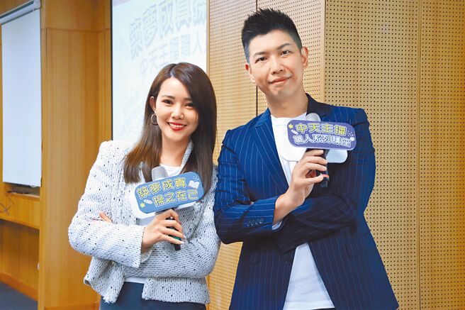 中天主播林佩潔（左）、賴正鎧24日前進大學分享工作經驗。（中天新聞提供）