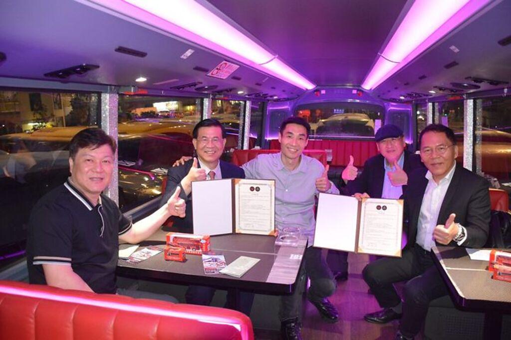▲臺北市雙層餐車與香港水晶巴士簽署合作 ＭＯＵ 共同推動城市精緻旅遊。　圖：臺北市政府觀光傳播局／提供