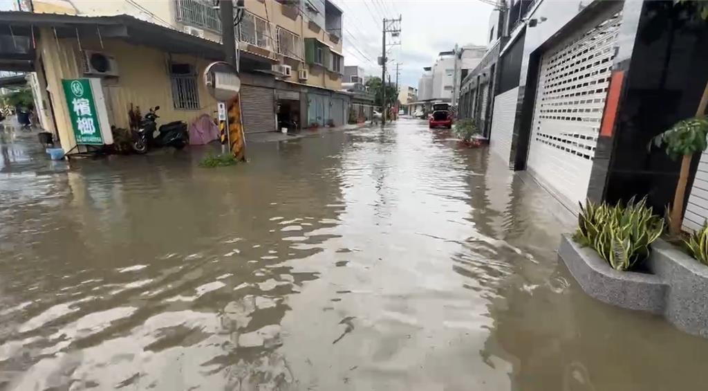 台南市仁德區民安路二段26日上午一度積水15公分，道路成了小河。（民眾提供／寶智華台南傳真）