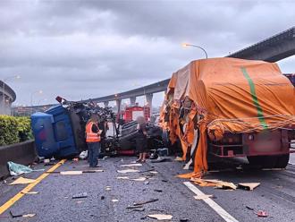 離奇！國1平鎮段「聯結車撞掉落貨櫃」駕駛送醫不治