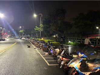 新北賓士車駕駛疑疲勞恍神    保齡球式連撞15輛機車