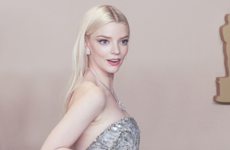 安雅泰勒喬伊疑沒穿內衣 揪尪濕身爬山激凸超性感