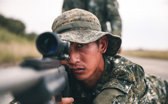 陸軍10軍狙擊組好威！穿吉利服神出鬼沒 800米外百步穿楊