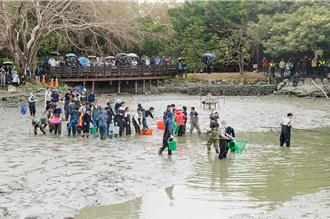 「池水抽光超驚奇」中興大學人工湖撈出300種生物 還有20年前手機
