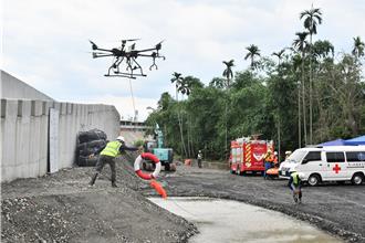 汛期來臨 彰化縣出動無人機吊掛救生用具進行防汛演練
