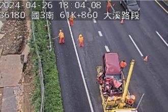 国3大溪段小货车追撞大货车 车头变形2人伤