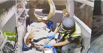 新手爸接「急产任务」首次现场接生 直呼：过程比打火还累