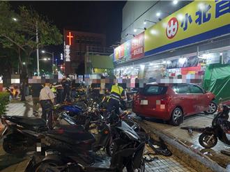 轎車撞飛等紅燈騎士 衝小北百貨撞19車 女駕駛：誤踩油門