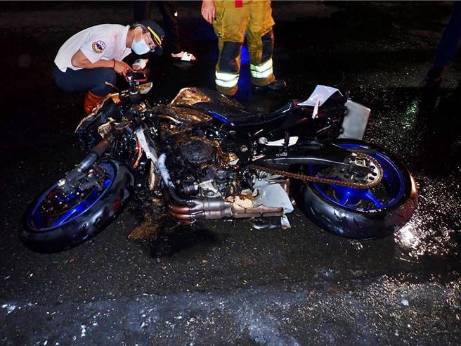 詹男骑来的重机遭衝撞拖行，起火燃烧。（高市凤山分局提供／杨舒婷高雄传真）