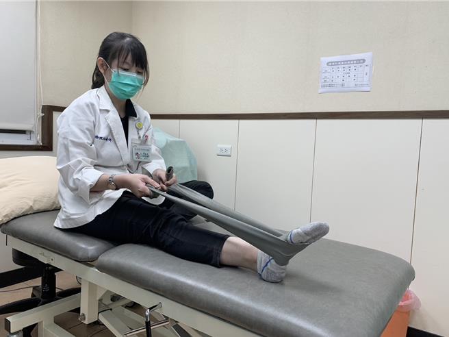 第一式「弹力带跖屈」，坐姿，双膝伸直，将弹力带置于脚掌前端，保持身体直立姿势，脚掌最大幅度上下摆动。1组15下，训练小腿肌力。（高市活力得中山脊椎外科医院提供／杨舒婷高雄传真）