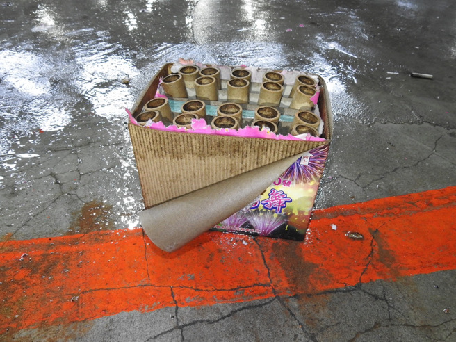 现场鞭炮画面。( 叶庭欣/翻摄 )