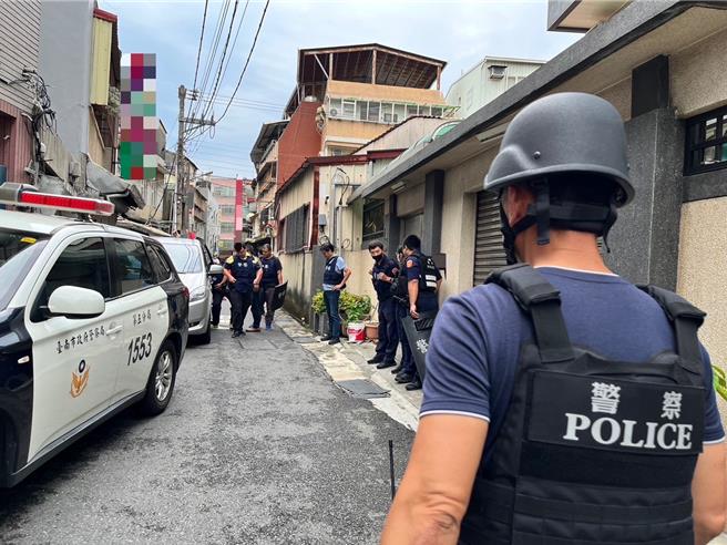 台南市警5分局25日中午接获北区公园路994巷有民眾当街持枪，急调警力全副武装前往攻坚。（读者提供／程炳璋台南传真）