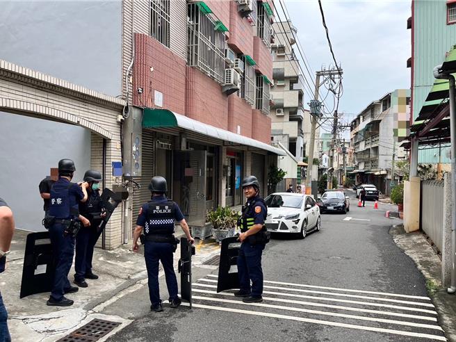 台南市警5分局25日中午在公园路巷弄内封街，抓捕当街持枪的嫌犯。（读者提供／程炳璋台南传真）