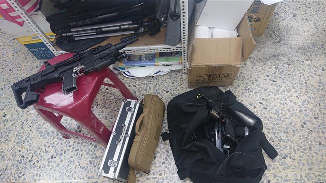 台南市警5分局25日在公园路逮获当街持枪的潘姓嫌犯，他所持枪枝都是空气枪，但其中1把具穿透杀伤力，仍依照枪炮罪嫌移送法办。（读者提供／程炳璋台南传真）