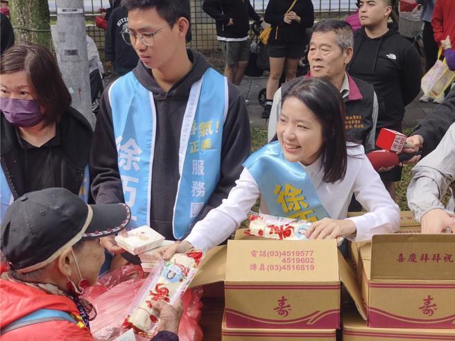 国民党立委徐巧芯在去年选举期间，遭疑发放的寿麵、环保袋价值超过30元，涉嫌违反选罢法，多名桩脚也因此遭北检约谈。图为徐巧芯去年12月2日联合竞总成立大会时，发放寿麵给支持者。（徐巧芯办公室提供）
