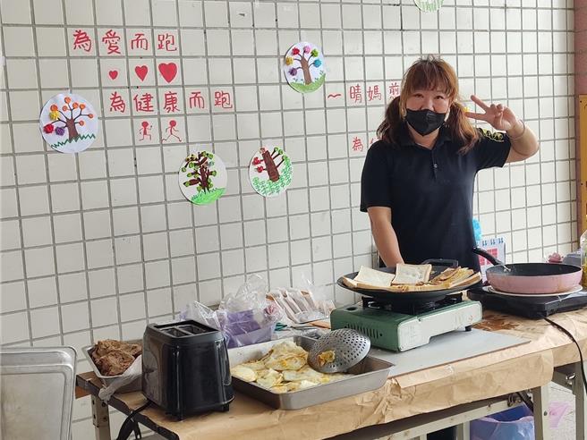 屏东县同安国小充满爱，天未亮就要起床备料卖饭汤的家长林雅惠，近来每周三下午都不辞辛劳到学校煮东西给小朋友吃。（同安国小提供／谢佳潾屏东传真）