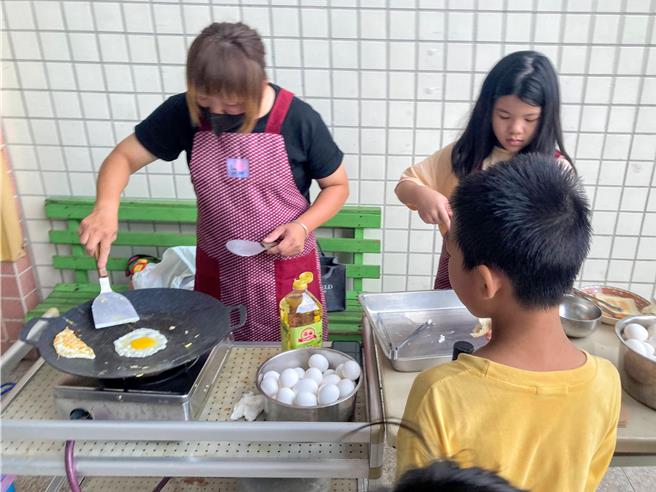 屏东县同安国小充满爱，天未亮就要起床备料卖饭汤的家长林雅惠，近来每周三下午都不辞辛劳到学校煮东西给小朋友吃。（同安国小提供／谢佳潾屏东传真）