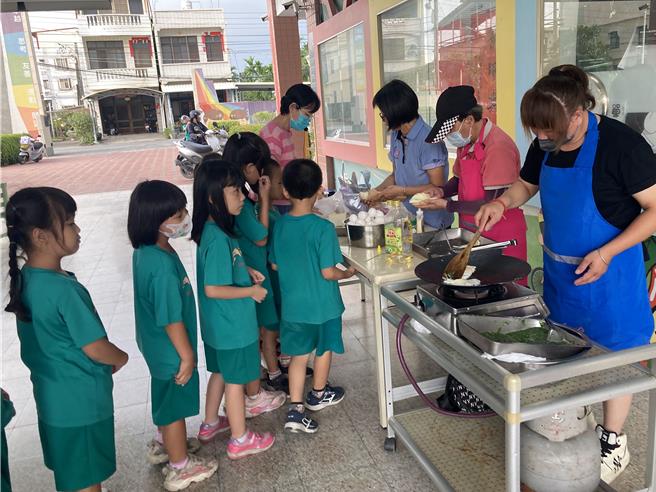 屏东县同安国小充满爱，天未亮就要起床备料卖饭汤的家长林雅惠，近来每周三下午都不辞辛劳到学校煮东西给小朋友吃。（同安国小提供／谢佳潾屏东传真）