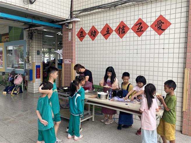 屏东县同安国小充满爱，天未亮就要起床备料卖饭汤的家长林雅惠，近来每周三下午都不辞辛劳到学校煮东西给小朋友吃。（同安国小提供／谢佳潾屏东传真）