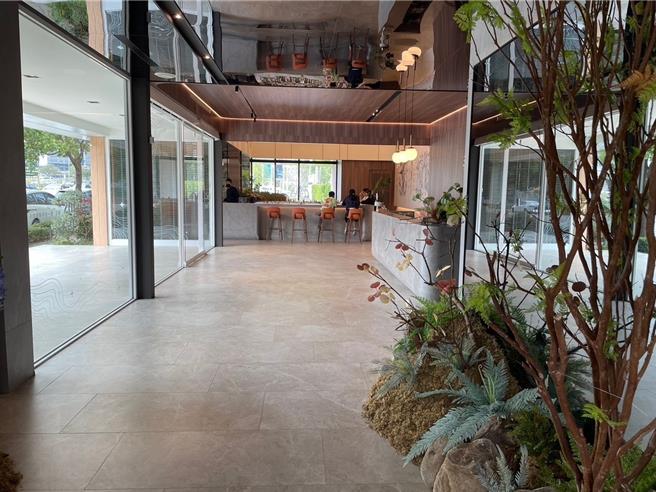 「舜元品牌会馆」近日落成，标榜「以人为本」、呈现都市主义的人文景观。（业者提供）