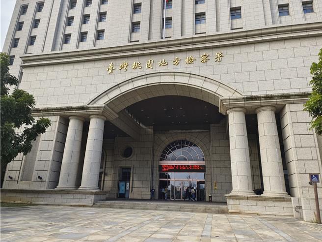 桃园市警察局八德分局大安派出所27岁林姓警员因赌博积欠贷款、信用卡债务，他受理民眾遭诈骗案件时，竟摇身变成诈骗集团，称可以帮受害者救回诈骗款项，民眾领了60万后惊觉有异，桃园地检署依违反贪污治罪条例起诉。（赖佑维摄）