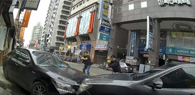 桃園警分局員警追查販毒嫌犯，25日持搜索票查緝，因24歲古姓嫌犯駕車衝撞意圖逃逸，警方開4槍反擊，嫌犯膝蓋遭子彈擦傷，員警隨即制伏逮捕。全案依法移請偵辦。（翻攝照片）