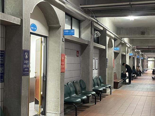 许姓男子参加友人生日宴，见甲女陷入泥醉，搀扶至其自小客后座休息，趁机对甲女摸胸、撩阴，台中地院法审结，以犯趁机性交罪，判有期徒刑1年7月。（王煌忠摄）